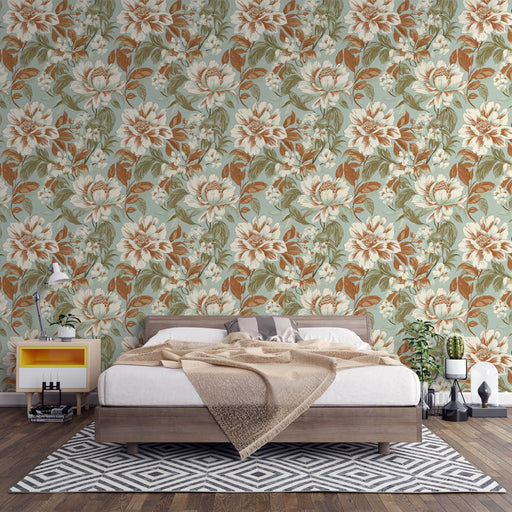 Une chambre chaleureuse avec un papier peint floral aux grandes fleurs blanches et brunes sur fond vert, créant une atmosphère apaisante et accueillante.