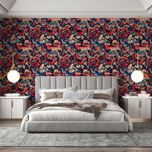 Une chambre élégante avec un papier peint floral aux motifs riches et colorés sur fond bleu marine, créant une atmosphère chaleureuse et accueillante.