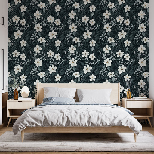 Une chambre apaisante avec un papier peint floral sur fond noir, mettant en valeur de grandes fleurs blanches et des feuillages luxuriants.