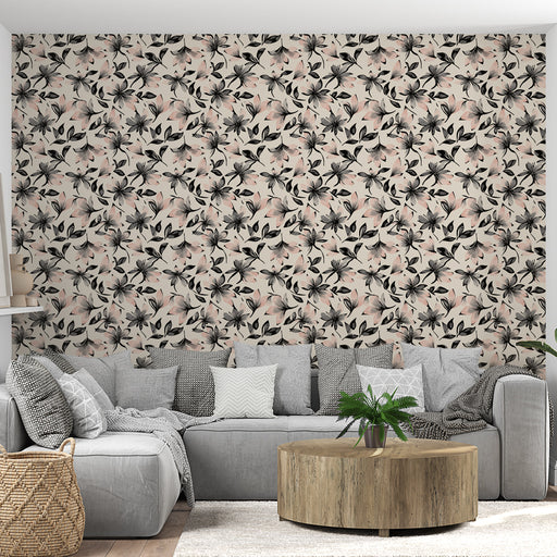 Un salon moderne avec un papier peint floral aux motifs délicats de fleurs roses et noires sur fond beige, créant une ambiance douce et accueillante.