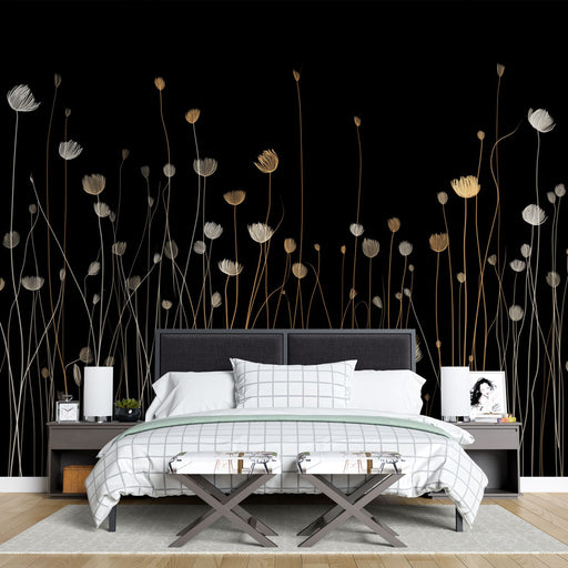 Une chambre élégante avec un papier peint noir orné de fleurs délicates en blanc et doré, créant une atmosphère moderne et apaisante.