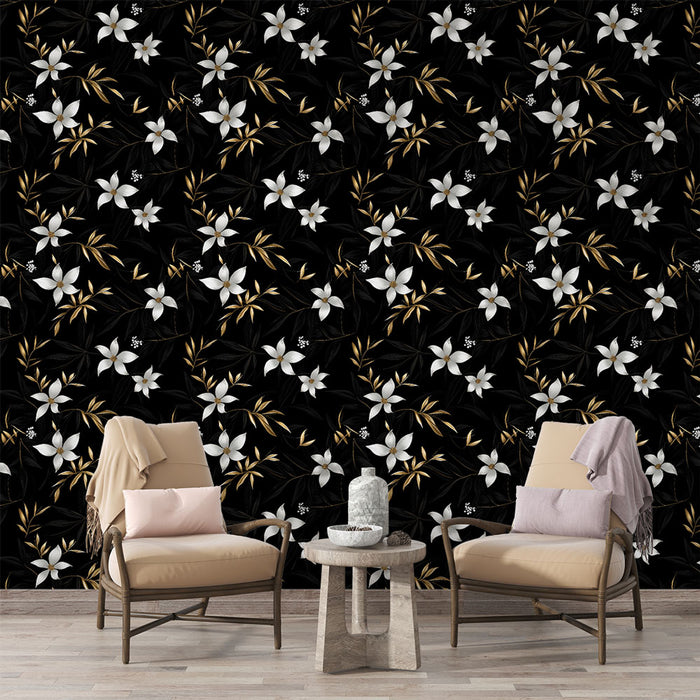 Un salon élégant avec un papier peint floral noir orné de fleurs blanches et de feuillages dorés, créant une atmosphère chic et apaisante.