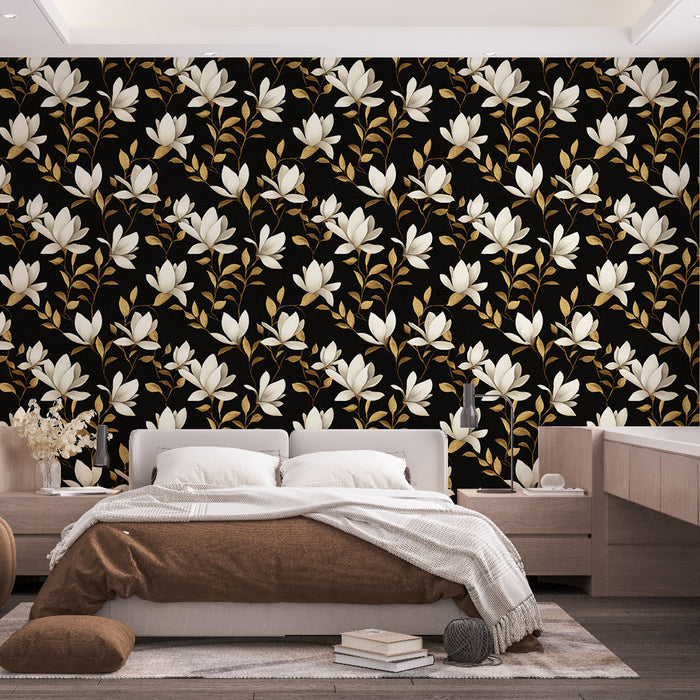 Une chambre élégante avec un papier peint floral noir et blanc, orné de grandes fleurs et de feuilles dorées, créant une atmosphère chic et apaisante.