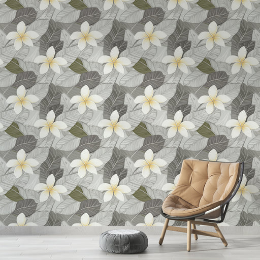 Une pièce moderne avec un papier peint floral aux grandes fleurs blanches et feuilles vertes sur fond gris, créant une atmosphère apaisante et élégante.