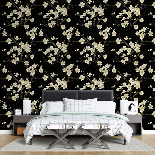 Une chambre élégante avec un papier peint floral aux motifs de fleurs blanches sur fond noir, créant une ambiance chic et apaisante.
