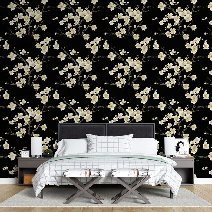 Une chambre élégante avec un papier peint floral aux motifs de fleurs blanches sur fond noir, créant une ambiance chic et apaisante.