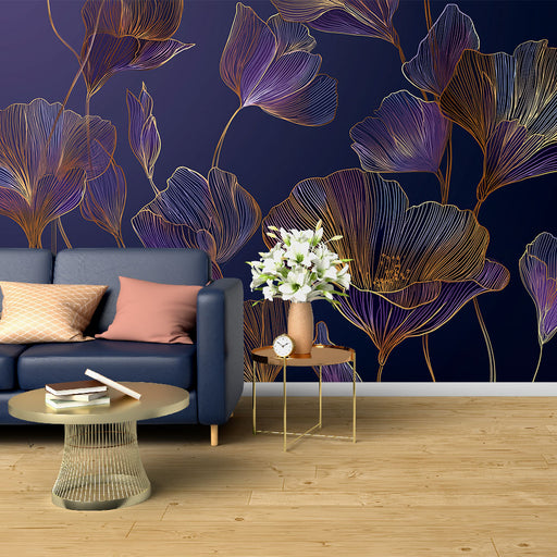 Un salon moderne avec un papier peint floral aux lignes dorées sur fond bleu nuit, créant une ambiance élégante et apaisante.