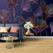 Un salon moderne avec un papier peint floral aux lignes dorées sur fond bleu nuit, créant une ambiance élégante et apaisante.