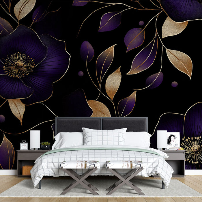 Une chambre élégante avec un papier peint floral noir orné de grandes fleurs violettes et de feuilles dorées, créant une ambiance sophistiquée et chaleureuse.