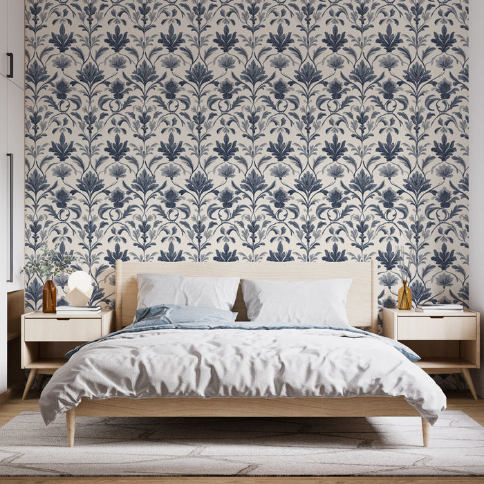 Une chambre moderne avec un papier peint floral bleu marine sur fond crème, créant une ambiance élégante et apaisante.