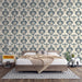 Une chambre moderne avec un papier peint floral beige et bleu marine aux motifs élégants, créant une atmosphère chaleureuse et accueillante.