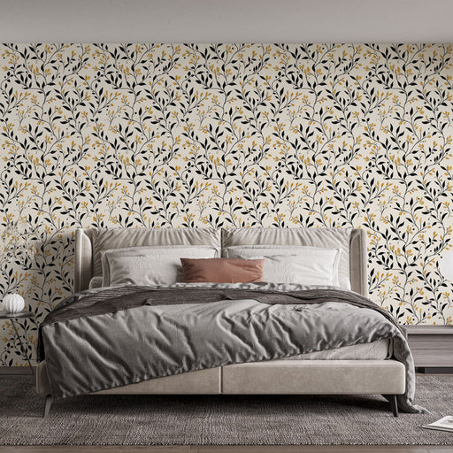 Une chambre moderne avec un papier peint floral noir et doré sur fond clair, créant une atmosphère élégante et chaleureuse.