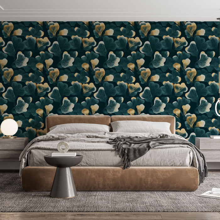 Une chambre moderne avec un papier peint floral aux motifs de feuilles ginkgo sur fond vert émeraude, créant une atmosphère élégante et apaisante.