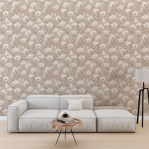 Un salon moderne avec un papier peint floral beige et blanc aux motifs délicats, créant une atmosphère douce et apaisante.