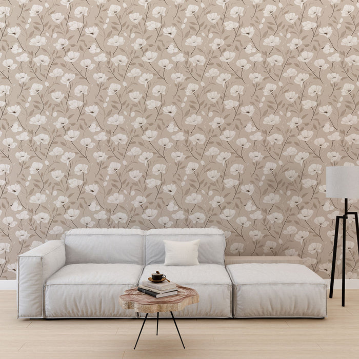 Un salon moderne avec un papier peint floral beige et blanc aux motifs délicats, créant une atmosphère douce et apaisante.