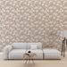 Un salon moderne avec un papier peint floral beige et blanc aux motifs délicats, créant une atmosphère douce et apaisante.