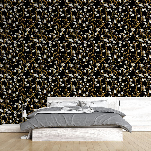 Une chambre moderne avec un papier peint floral noir, orné de délicates fleurs blanches et de motifs dorés, créant une ambiance élégante et sophistiquée.