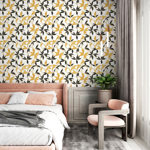 Une chambre élégante avec un papier peint floral aux motifs jaunes et noirs sur fond clair, créant une atmosphère chaleureuse et accueillante.