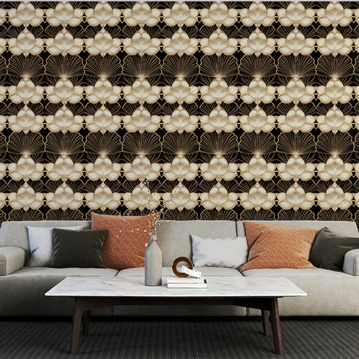 Un salon élégant avec un papier peint art déco noir et doré, présentant des motifs floraux stylisés qui créent une ambiance sophistiquée et chaleureuse.