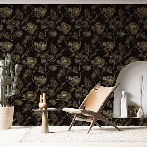 Une pièce moderne avec un papier peint floral noir aux motifs dorés et argentés, créant une ambiance élégante et sophistiquée.