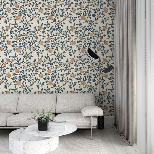 Un salon élégant avec un papier peint floral aux motifs de branches et de fleurs dans des teintes bleu marine et orange sur fond clair, créant une ambiance chaleureuse et accueillante.