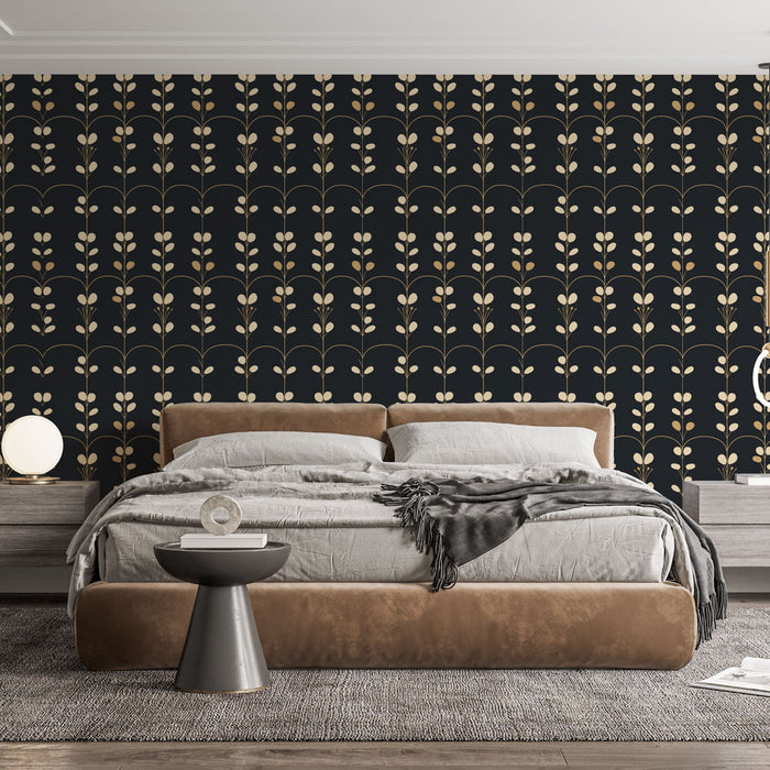 Une chambre moderne avec un papier peint floral noir et doré aux motifs élégants, créant une atmosphère chaleureuse et raffinée.