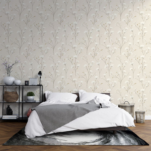 Une chambre accueillante avec un papier peint floral crème et beige, orné de délicates tiges et fleurs, créant une atmosphère douce et apaisante.