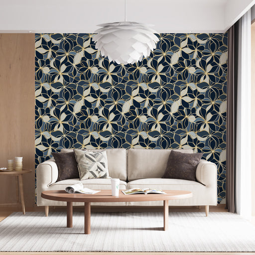 Un salon élégant avec un papier peint floral bleu marine et beige aux motifs délicats, créant une atmosphère raffinée et chaleureuse.