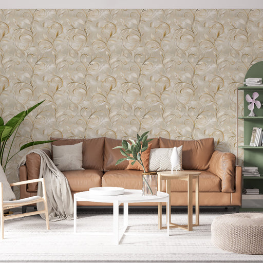Un salon élégant avec un papier peint floral beige et doré, aux motifs délicats de feuilles, créant une atmosphère chaleureuse et apaisante.