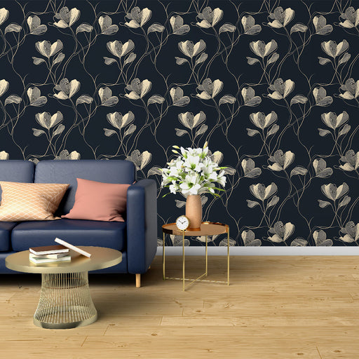 Un salon élégant avec un papier peint floral aux motifs délicats de fleurs crème sur fond bleu nuit, créant une atmosphère chaleureuse et raffinée.