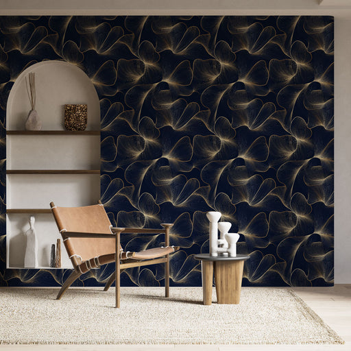 Un salon élégant avec un papier peint bleu marine aux motifs fluides dorés évoquant une atmosphère artistique et sophistiquée.