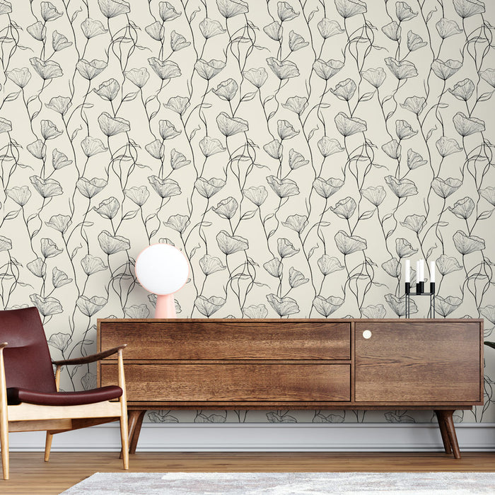 Un salon élégant avec un papier peint floral beige orné de délicates fleurs noires, créant une atmosphère douce et apaisante.