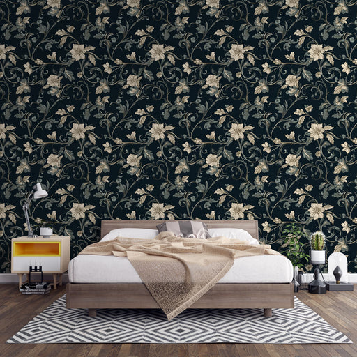 Une chambre moderne avec un papier peint floral sur fond noir, aux motifs beige et verts, créant une ambiance élégante et chaleureuse.