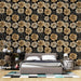 Une chambre moderne avec un papier peint floral noir et beige, présentant des roses et des fleurs délicates, créant une ambiance élégante et chaleureuse.