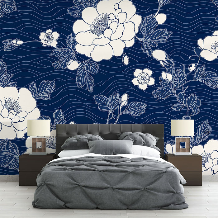 Papier peint floral élégant avec fleurs blanches sur fond bleu marine pour chambre moderne
