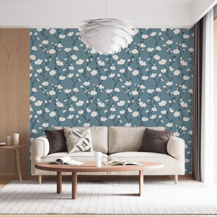 Un salon moderne avec un papier peint floral bleu et blanc aux motifs délicats, créant une ambiance fraîche et apaisante.