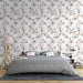 Une chambre moderne avec un papier peint floral aux motifs délicats en brun sur fond blanc, créant une atmosphère douce et accueillante.
