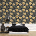Une chambre élégante avec un papier peint floral aux grandes fleurs jaunes sur fond noir, créant une atmosphère chaleureuse et raffinée.