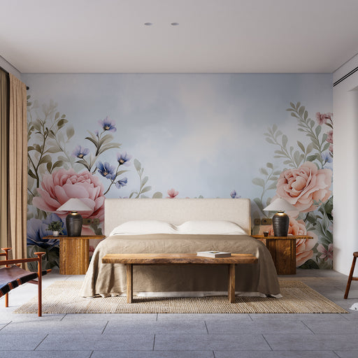 Une chambre lumineuse avec un papier peint floral aux teintes douces, représentant de grandes roses et des fleurs délicates sur fond bleu apaisant.