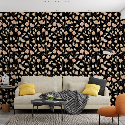 Un salon moderne avec un papier peint floral noir orné de motifs délicats en rose et beige, créant une atmosphère élégante et chaleureuse.