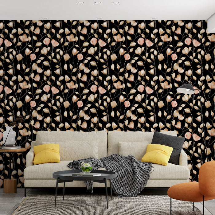 Un salon moderne avec un papier peint floral noir orné de motifs délicats en rose et beige, créant une atmosphère élégante et chaleureuse.