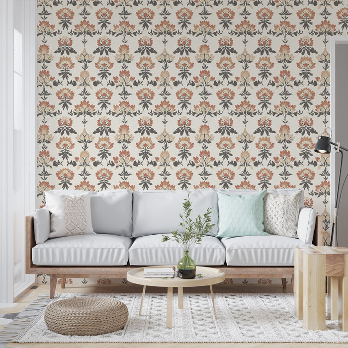 Un salon lumineux avec un papier peint floral aux motifs délicats dans des teintes douces de rose et noir, créant une ambiance chaleureuse et accueillante.