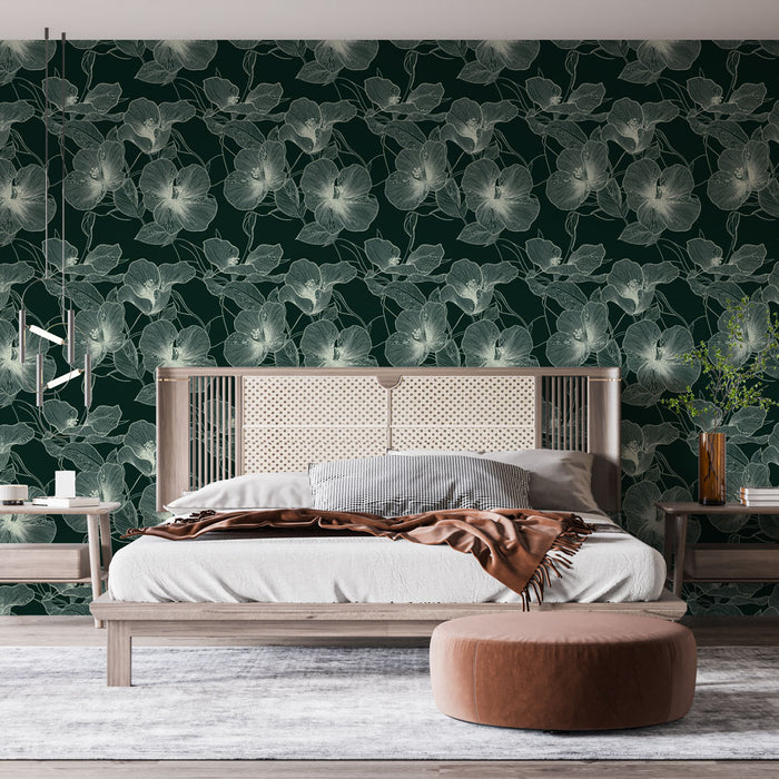 Une chambre élégante avec un papier peint floral sur fond vert foncé, présentant des motifs délicats de fleurs blanches qui créent une atmosphère apaisante et raffinée.