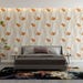 Une chambre moderne avec un papier peint floral aux motifs de coquelicots orange sur fond clair, créant une ambiance chaleureuse et accueillante.