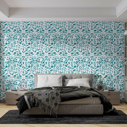 Une chambre moderne avec un papier peint floral aux motifs turquoise et blancs, créant une ambiance fraîche et apaisante.