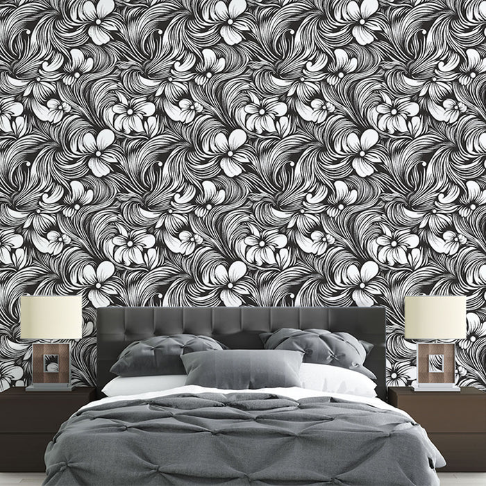 Une chambre moderne avec un papier peint floral noir et blanc aux motifs fluides et élégants, créant une atmosphère artistique et dynamique.