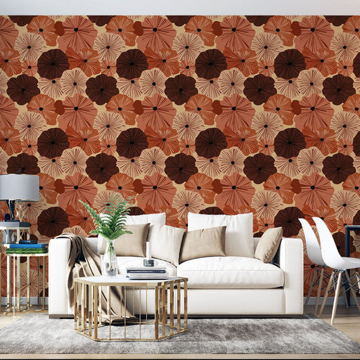 Un salon élégant avec un papier peint floral aux teintes chaudes, combinant des fleurs dans des nuances de rouge, beige et marron, créant une ambiance accueillante et chaleureuse.