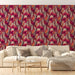 Un salon lumineux avec un papier peint floral aux motifs vibrants de fleurs rouges et de feuilles dorées, créant une ambiance chaleureuse et accueillante.