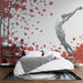 Une chambre moderne avec un papier peint artistique représentant une silhouette humaine en mouvement entourée de fleurs rouges et de pétales, créant une atmosphère dynamique et inspirante.
