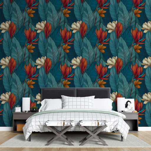 Une chambre moderne avec un papier peint tropical aux motifs de grandes feuilles vertes et fleurs colorées sur fond bleu, créant une ambiance chaleureuse et vivante.